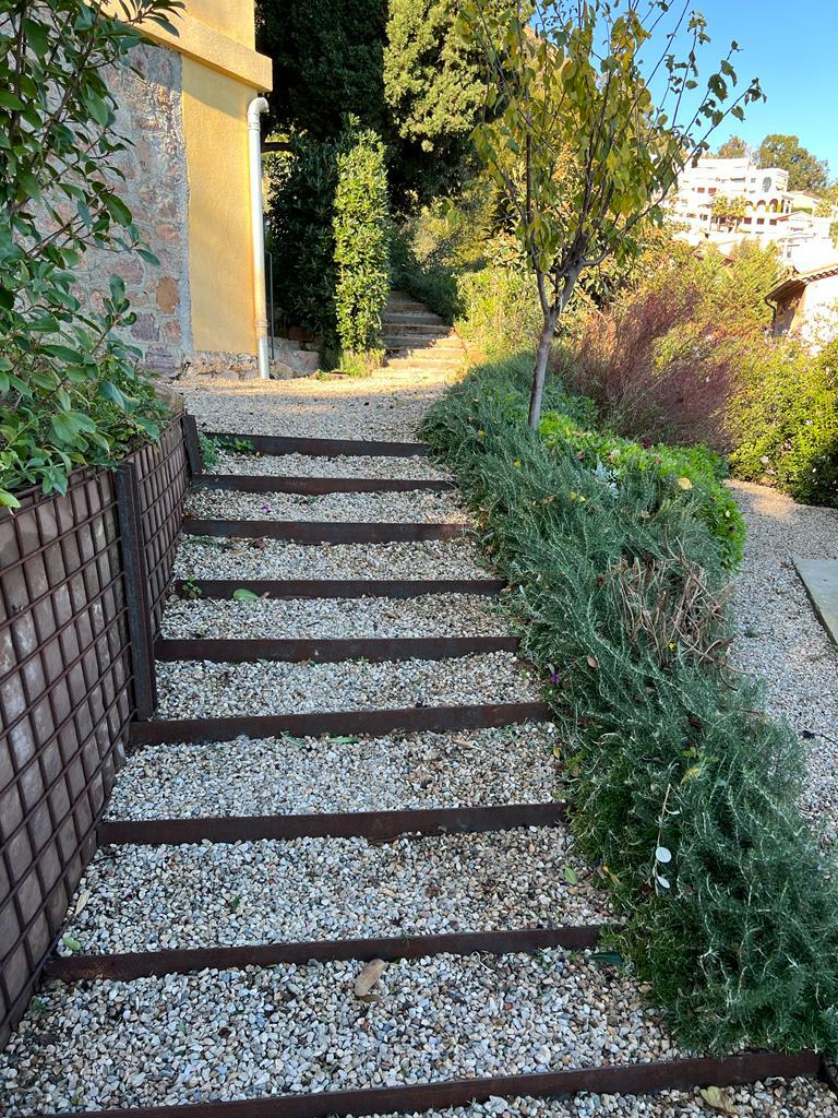 Escalier extérieur gravier et métal. les adrets de l'esterel